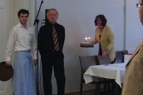 CIMG0227_im Saal-08 ist das eine erste Torte heute manches Detail ist zufaelig.jpg